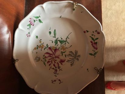 null Lot comprenant 7 assiettes, 1 plat ovale et une soupière couverte en faience...