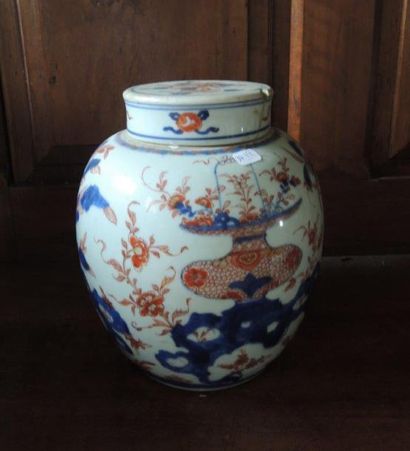 CHINE Pot à tabac en procelaine à décor Imari
XIXe siècle H. 25 cm
D. 22 cm
(acc...