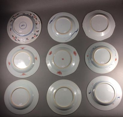 null 4 assiettes Chine (plus une cassée)
On joint quatre autres assiettes en porcelaine...
