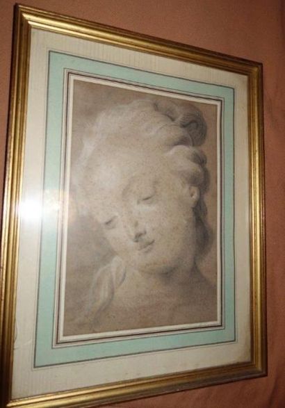 Ecole française du XVIIIème 
Fusain et rehaut de blanc.
«Portrait de femme en buste».
H....