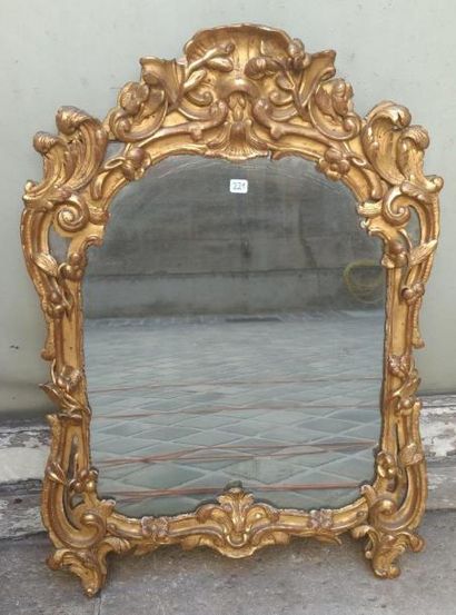 null Miroir à parecloses en bois doré d'époque Louis XV
