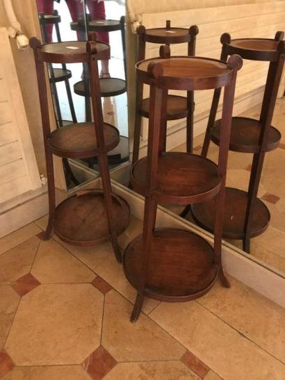 null Paire de tables à thé (?) en bois naturel à trois tablettes