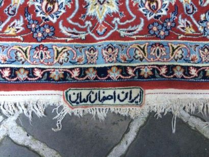 null Fui Ispahan à rosace centrale sur fond bleu, ivoire et rubis.
Iran, milieu du...
