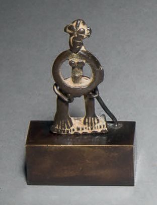 null Pendentif Senoufo, Côte d'Ivoire.
Bronze à patine brune.
H. 5,5 cm
Petit personnage...