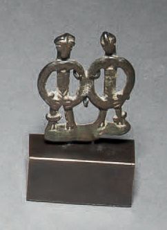 null Pendentif Senoufo, Côte d'Ivoire.
Bronze à patine brune.
H. 4 cm
Couple aux...