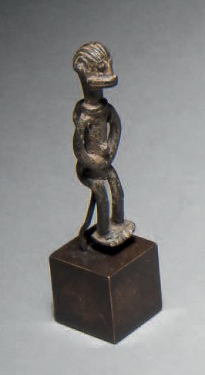 null Bronze Akan, Côte d'Ivoire.
H. 5,5 cm
Il représente un personnage masculin se...