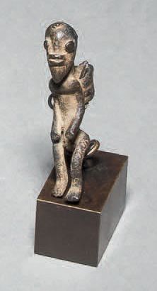 null Lot de trois bronzes Akan, Côte d'Ivoire.
A. Senoufo.
H. 6,5 cm
Personnage féminin...