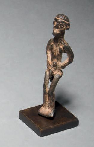 null Bronze Gan (?), Burkina Faso.
H. 6,5 cm
Personnage masculin aux membres tubulaires...