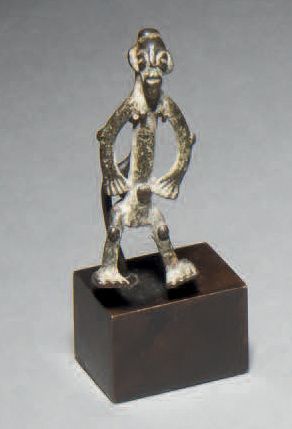 null Bronze Senoufo, Côte d'Ivoire.
H. 5 cm
Personnage aux coudes, nombril et genoux...