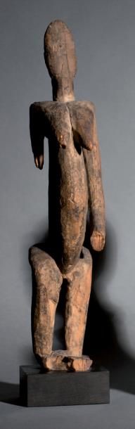 null Statue Dogon, Mali.
Bois dur à patine brune, accidents et manques.
H. 49,5 cm
Effigie...