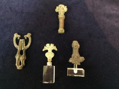 null Lot composé de quatre fragments d'idoles.
Bronze.
Luristan, IXe-VIIe siècles...