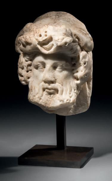 null Sommet de pilier hermaïque.
Il représente le visage de Dionysos de face, barbu,...