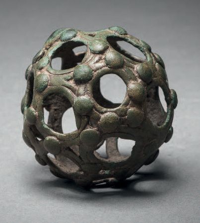 null Dodécaèdre.
Bronze.
Art Romain, IIe-IIIe siècles.
D. 3,5 cm