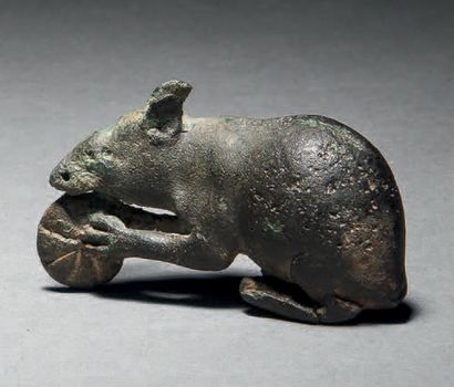 null Figurine représentant une souris portant un pain à sa gueule.
Bronze.
Art Romain,...