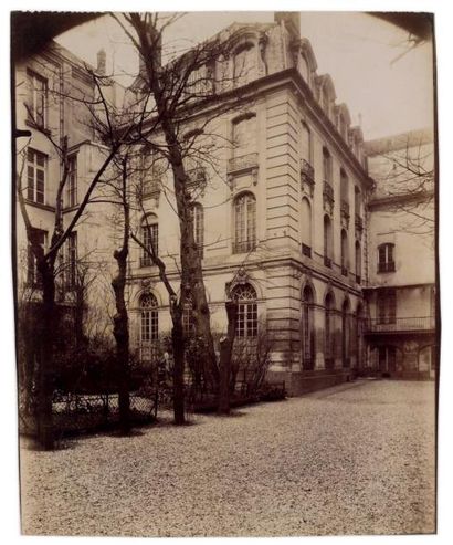 Eugène ATGET Cour de l'ancien monastère des Bénédictins anglais, Paris, 1905
Belle...