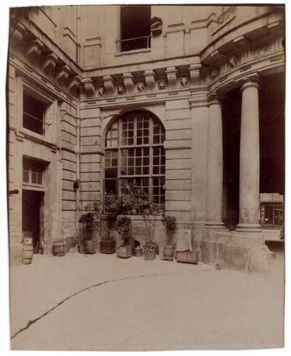 Eugène ATGET Hôtel de Beauvais, Paris, 1902
Belle épreuve sur papier albuminé d'époque,...