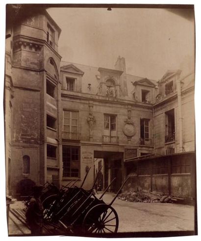 Eugène ATGET Hôtel du Prévôt, passage Charlemagne, Paris, 1898
Belle épreuve sur...