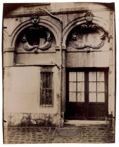 Eugène ATGET Détail de la façade sur cour de l'hôtel Gourgues, rue de Turenne, Paris,...