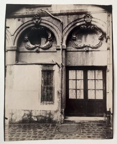 Eugène ATGET Détail de la façade sur cour de l'hôtel Gourgues, rue de Turenne, Paris,...