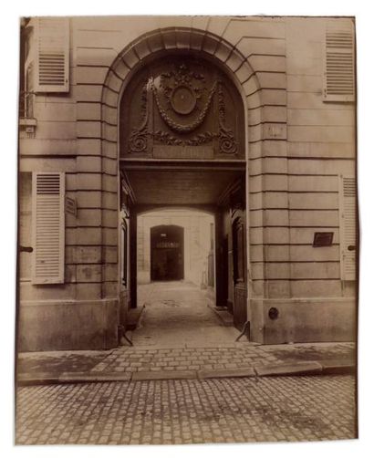 Eugène ATGET Hôtel de Maillé, Paris, 1900
Belle épreuve sur papier albuminé d'époque,...