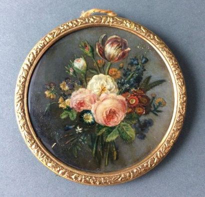 Ecole FRANCAISE vers 1800 
Bouquet de fleurs
Miniature ronde en fixé sous verre
D:...
