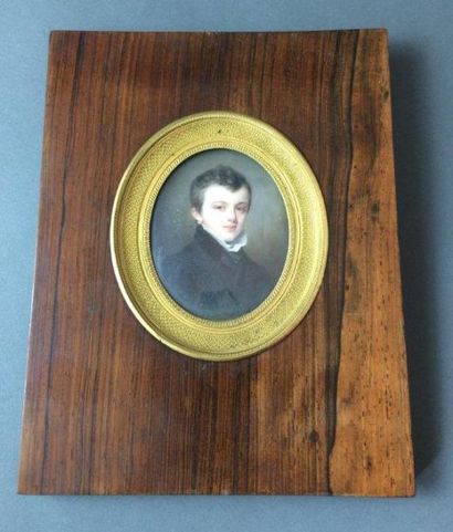 Ecole FRANÇAISE vers 1830 
Portrait d'enfant
Miniature ovale sur ivoire
H: 6.6 c...