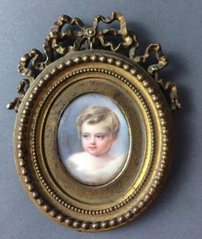 Ecole FRANCAISE vers 1800 
Portrait d'enfant
Miniature ovale sur ivoire
H: 4 cm