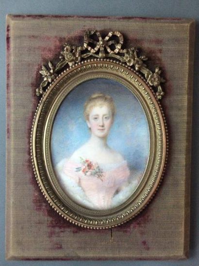 ECOLE FRANCAISE DU XIXème siècle 
Portrait de femme à la robe rose
Miniature ovale...