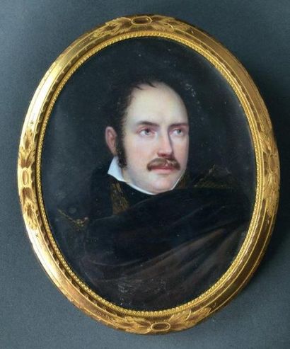 ECOLE FRANCAISE DU XIXème siècle 
Portrait d'homme au manteau brun
Miniature ovale...