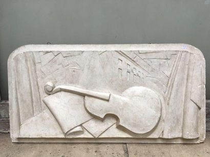 null Bas-relief en plâtre à décor d'instruments de musique
Années 1930
H. 103 cm...