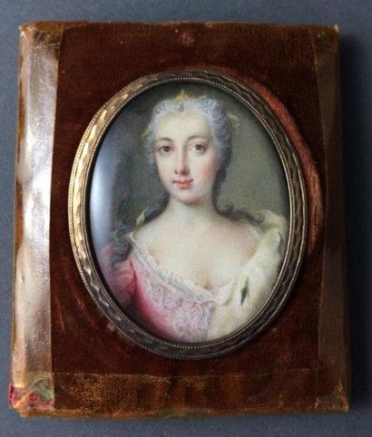 École anglaise du XVIIIème siècle 
Jeune femme en robe rose
Miniature ovale sur ivoire
H:...