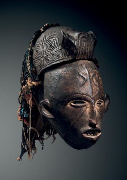 null Masque Igbo, Nigéria Bois, métal, perles, textile, fibres
H. 39 cm
Igbo mask,...