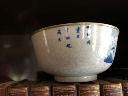 CHINE Bol en porcelaine bleu blanc à décor d'un paysage animé