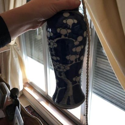 CHINE Paire de vases montés en lampe en porcelaine bleu blanc