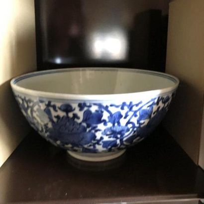 CHINE Coupe en porcelaine bleu blanc à décor floral stylisé