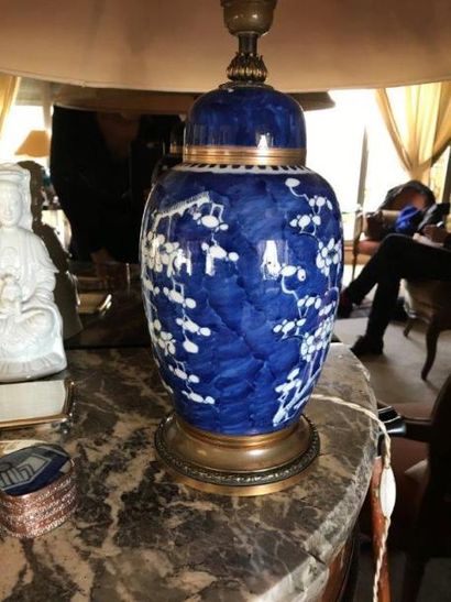 CHINE Pot à gingembre en porcelaine à fond bleu et décor floral blanc monté en l...