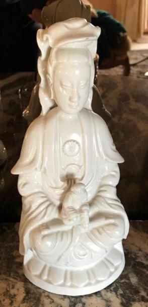 CHINE Statuette Guanyin en porcelaine blanche