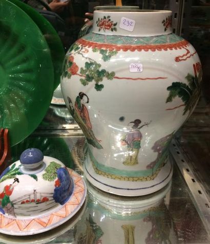 CHINE Pot couvert en porcelaine
