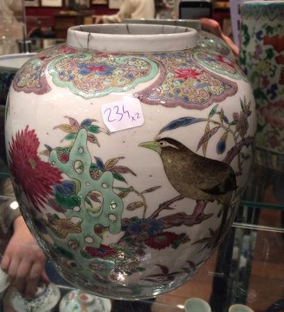 CHINE Vase ovoide en porcelaine à décor d'oiseaux
On joint un autre vase ovoïde couvert...