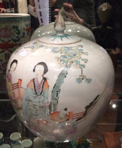 CHINE Vase ovoide en porcelaine à décor d'oiseaux
On joint un autre vase ovoïde couvert...