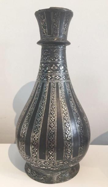 INDE Vase Bidri
Alliage et argent
H. 22 cm
Restauration au col