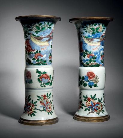 CHINE - PÉRIODE TRANSITION, XVIIE SIÈCLE Paire de vases de forme "gu" en porcelaine...