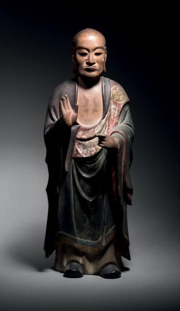JAPON - Epoque EDO (1603 - 1868) Statuette de rakan debout en bois laqué polychrome,...