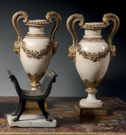 null Paire de vases balustres en marbre blanc et riche garniture de bronze ciselé...