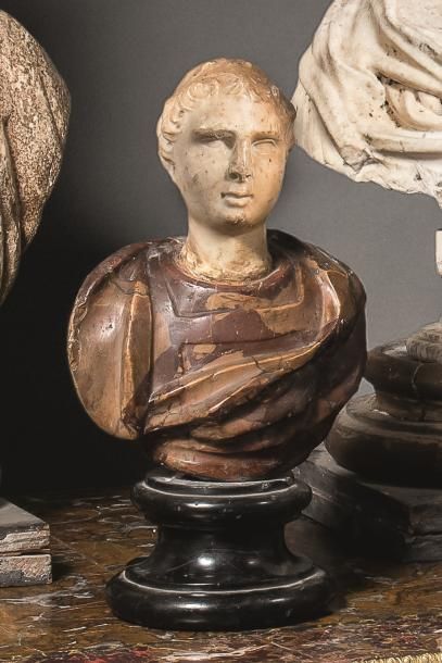 Dans le goût de l'ANTIQUE Buste d'un Empereur romain
Piédouche en marbre noir
Remontage...