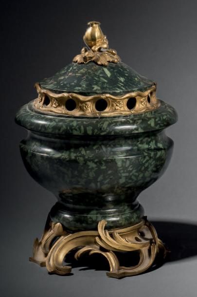 null Pot-pourri circulaire pansu en porphyre vert et monture rocaille en bronze ciselé...