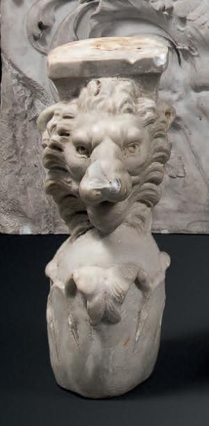 null Monopode en marbre blanc à décor d'une tête de lion menaçant
Dans le goût de...