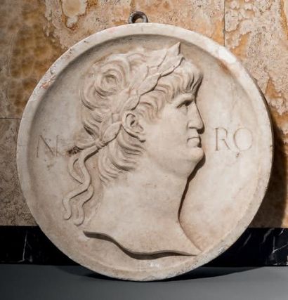 Dans le goût de l'ANTIQUE Profil de l'Empereur Néron
Bas-relief en marbre blanc sculpté
D....