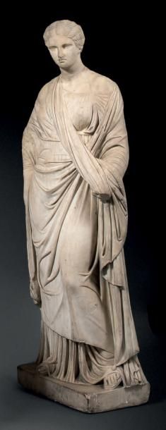 Dans le goût de l'ANTIQUE Vestale
Sculpture en marbre blanc
H. 127 cm - L. 45 cm
Tête...