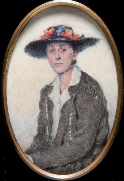 Ecole FRANÇAISE, 1920 - 1925 (Art Déco) Portrait d'une élégante assise au chapeau...